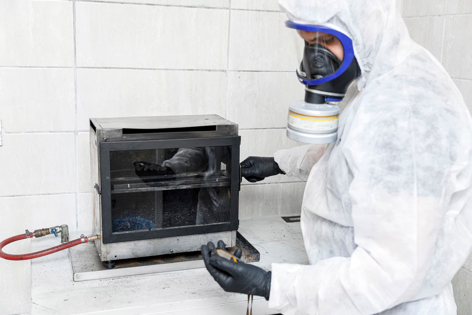 Burning behavior test with operator wearing respirator